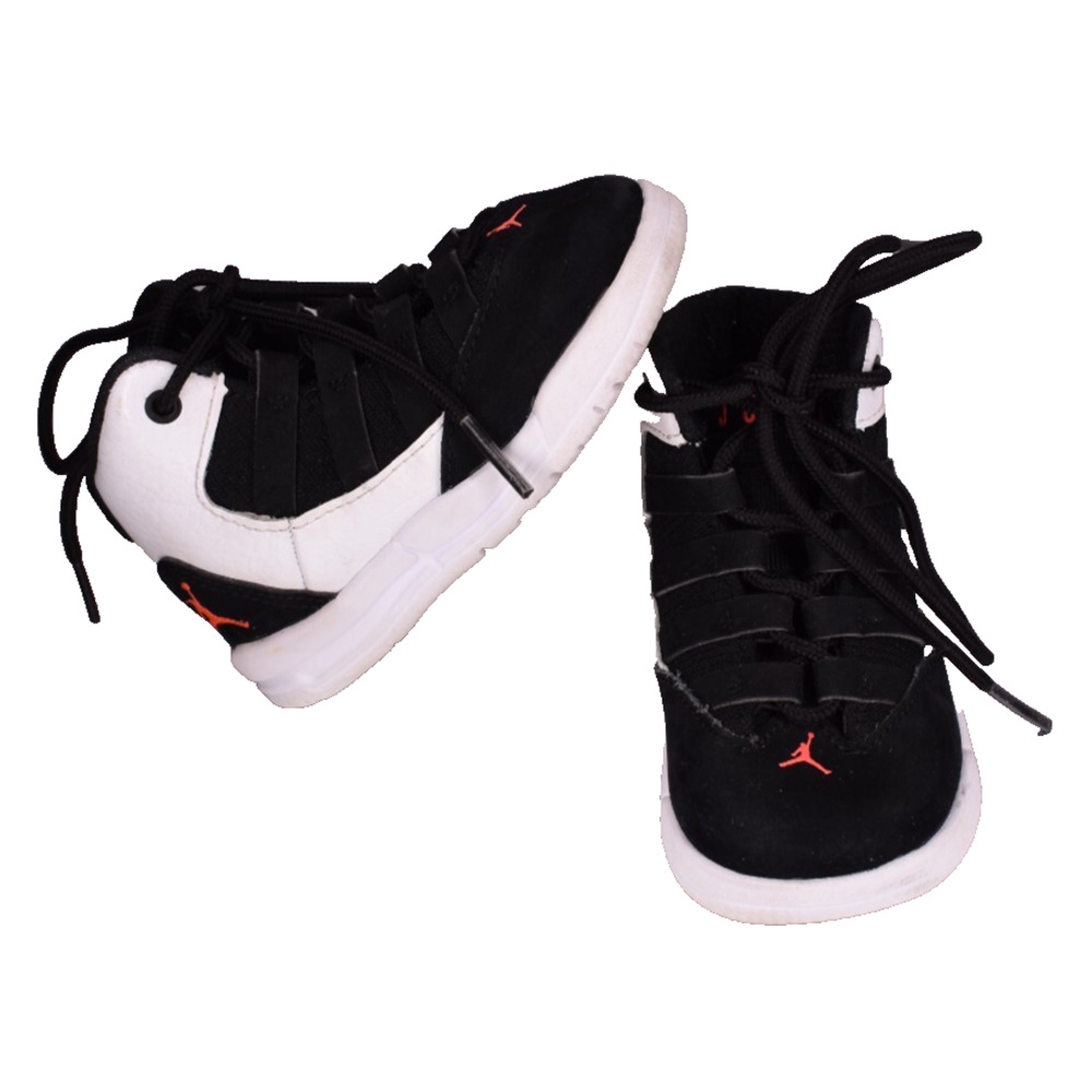 NIKE AIR JORDAN Max Aura Sneakers in Black & White AQ9215-101 - Toddlers Kids 5C